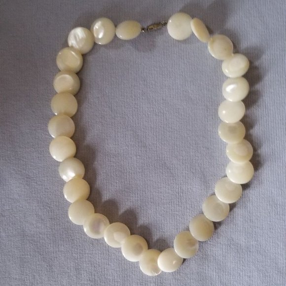 Mother of pearl cream/white, round, overlapping beads necklace, handmade - Picture 2 of 4